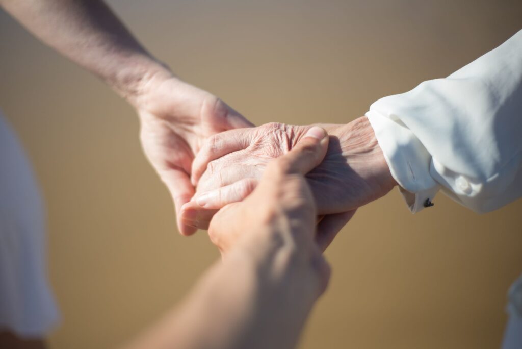 Deux mains se tiennent, geste d'accompagnement d'un proche