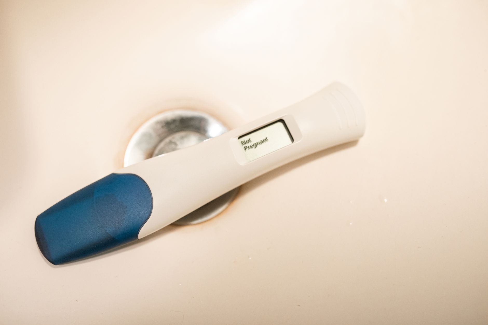 Un test de grossesse posé sur une étagère, dans l'attente du résultat