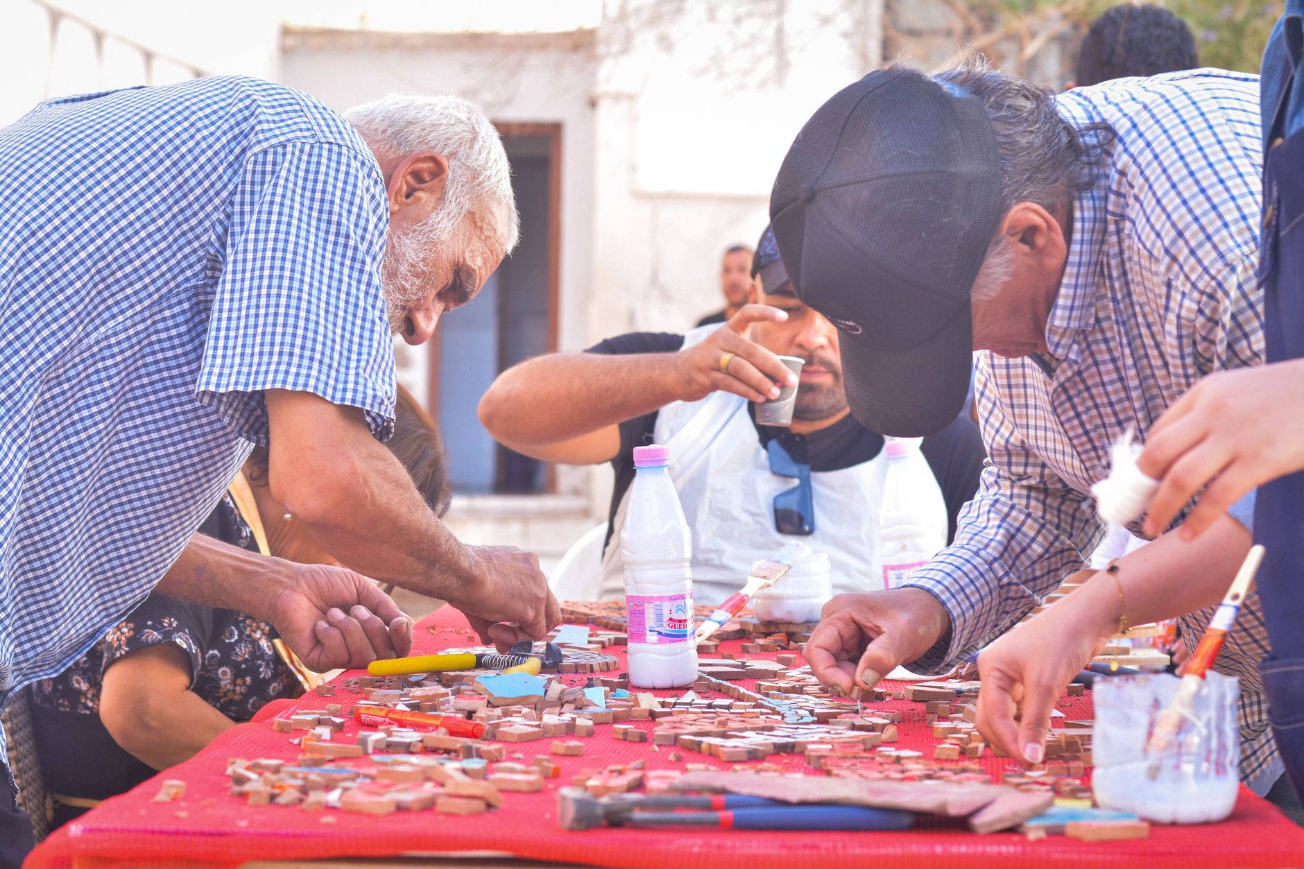 Un groupe de seniors participe à un atelier autour d'une table