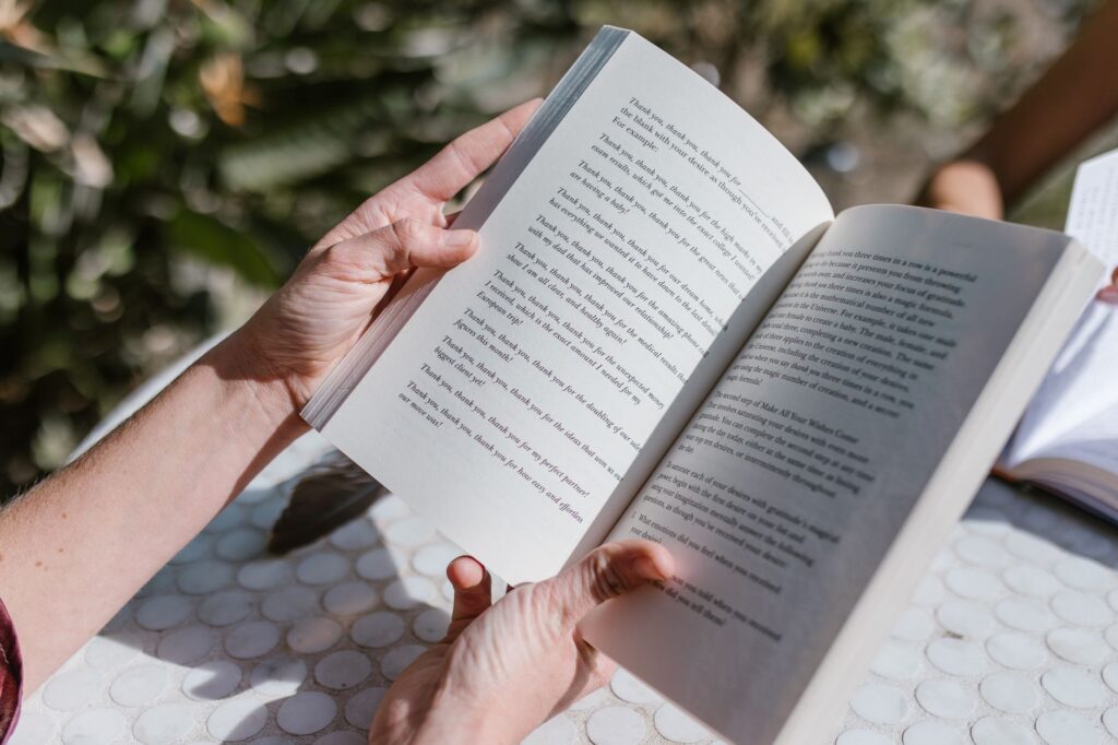 Un livre ouvert sur une table, éclairé par la lumière du jour