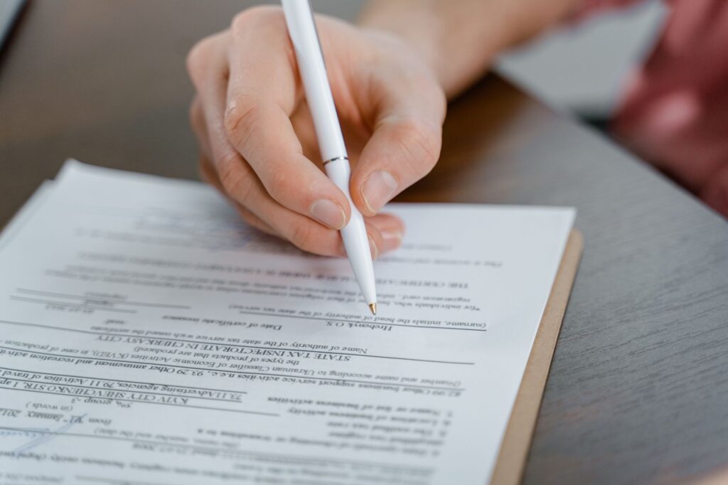 Une personne remplit un formulaire papier