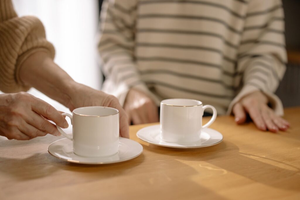 Deux mains tiennent une tasse de thé