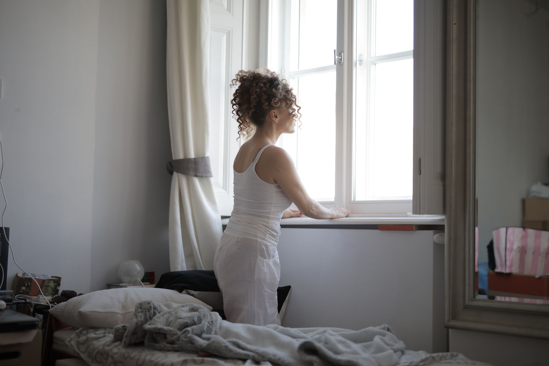 Une chambre calme éclairée par la lumière du matin