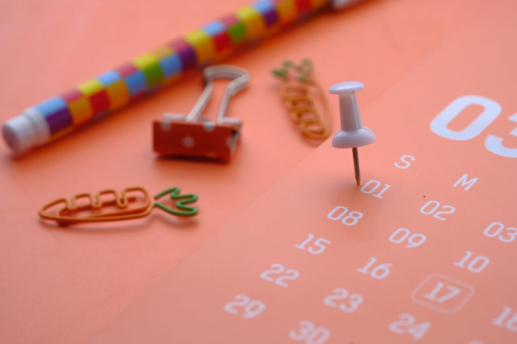 Un calendrier mural utilisé pour planifier les semaines